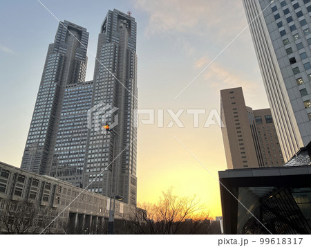 夕暮れ時の都庁 99618317