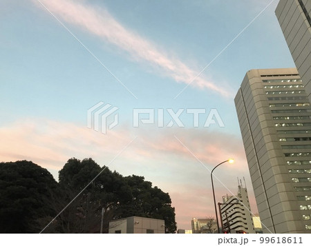 オフィス街の夕焼け雲 99618611