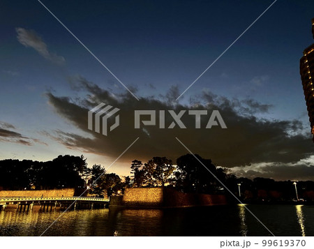 晴れた夕方:皇居お堀端の風景/One of Tokyo's landscapes 晴れた夕方:皇居お堀端の風景/One of Tokyo's landscapes 99619370