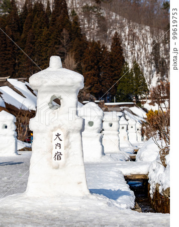 日本の原風景　大内宿の冬景色　街並みを飾る雪灯籠 99619753