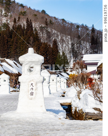 日本の原風景　大内宿の冬景色　街並みを飾る雪灯籠 99619756