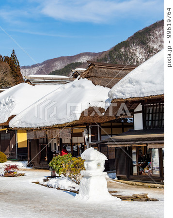 日本の原風景　大内宿の冬景色　街並みを飾る雪灯籠 99619764
