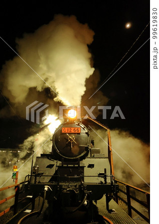 真岡鉄道 夜の真岡機関区 転車台に乗る蒸気機関車C1266の写真素材 [99619830] - PIXTA