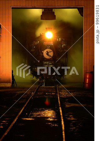 真岡鉄道 夜の機関庫から出庫するつばめヘッドマークと赤プレートを付けた特別な蒸気機関車C1266 真岡鉄道 夜の機関庫から出庫するつばめヘッドマークと赤プレートを付けた特別な蒸気機関車C1266 99619831