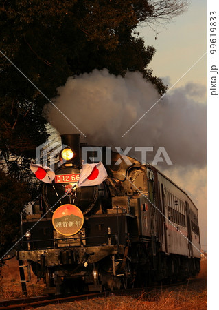 真岡鉄道 新年SLもおか号が夕日を浴びて八木岡を行く 謹賀新年ヘッドマークと日章旗と赤プレート 真岡鉄道 新年SLもおか号が夕日を浴びて八木岡を行く 謹賀新年ヘッドマークと日章旗と赤プレート 99619833