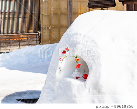 日本の原風景　大内宿の冬景色　街並みを飾るかまくら 99619856