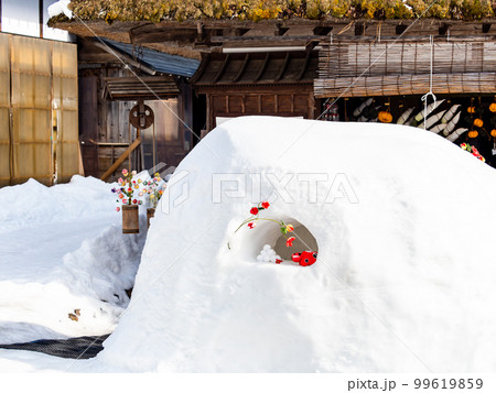 日本の原風景　大内宿の冬景色　街並みを飾るかまくら 99619859