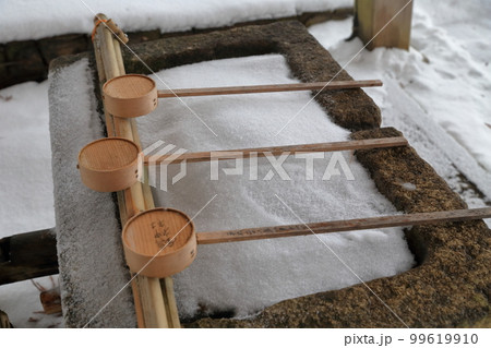 雪の積もった手水舎(鎮神社 奈良井宿 長野県 塩尻市) 雪の積もった手水舎(鎮神社 奈良井宿 長野県 塩尻市) 99619910