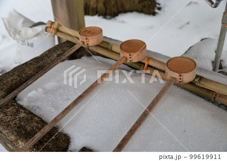 雪の積もった手水舎(鎮神社 奈良井宿 長野県 塩尻市) 雪の積もった手水舎(鎮神社 奈良井宿 長野県 塩尻市) 99619911