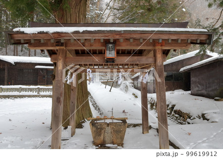 雪の積もった手水舎（鎮神社　奈良井宿　長野県 塩尻市） 99619912
