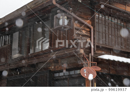 寒さ厳しい時期の宿場町の街並み(奈良井宿 長野県 塩尻市) 寒さ厳しい時期の宿場町の街並み(奈良井宿 長野県 塩尻市) 99619937