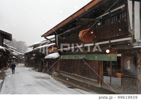旧酒蔵の軒下にある杉玉の宿(奈良井宿 長野県 塩尻市) 旧酒蔵の軒下にある杉玉の宿(奈良井宿 長野県 塩尻市) 99619939