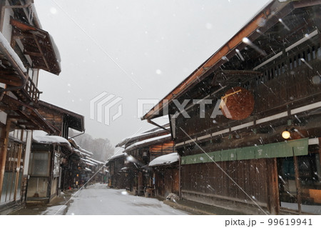 旧酒蔵の軒下にある杉玉の宿(奈良井宿 長野県 塩尻市) 旧酒蔵の軒下にある杉玉の宿(奈良井宿 長野県 塩尻市) 99619941