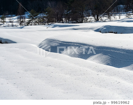 日本の原風景　大内宿の冬景色　雪に覆われた段々畑 99619962
