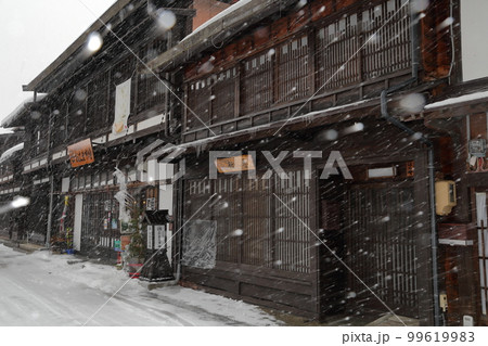 寒さ厳しい時期の宿場町の街並み（奈良井宿　長野県 塩尻市） 99619983