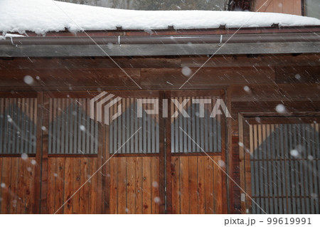 雪が舞う宿場町の建物（奈良井宿　長野県 塩尻市） 99619991