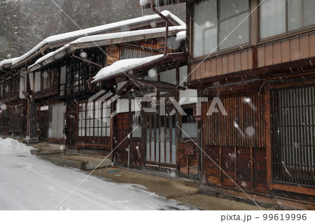 寒さ厳しい時期の宿場町の街並み(奈良井宿 長野県 塩尻市) 寒さ厳しい時期の宿場町の街並み(奈良井宿 長野県 塩尻市) 99619996