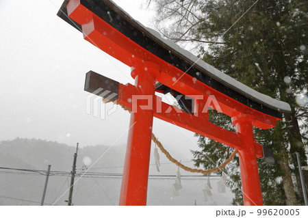 雪が舞う神社(鎮神社 奈良井宿 長野県 塩尻市) 雪が舞う神社(鎮神社 奈良井宿 長野県 塩尻市) 99620005