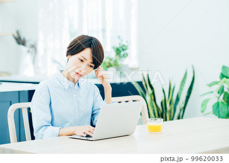 リビングでテレワークをするミドル女性。 99620033