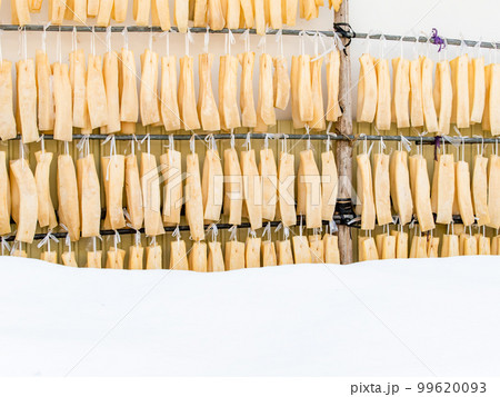 日本の原風景　大内宿の冬景色　軒先につるされた凍み大根 99620093