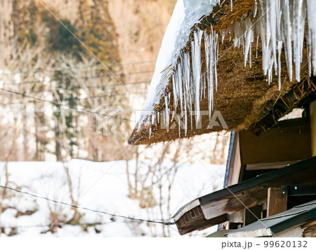 日本の原風景 大内宿の冬景色 茅葺屋根に積もった雪とツララ 日本の原風景 大内宿の冬景色 茅葺屋根に積もった雪とツララ 99620132