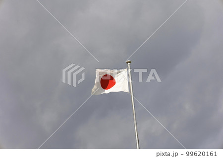 曇り空と風に靡く日の丸の旗 曇り空と風に靡く日の丸の旗 99620161