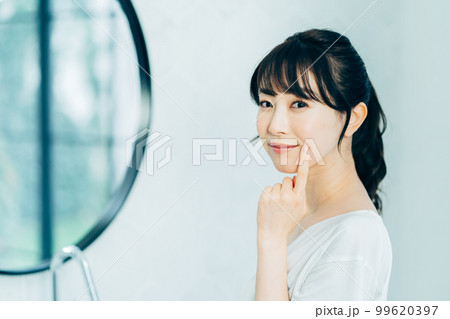 保湿を実感する女性。 99620397
