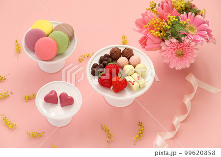 バレンタインデー　ホワイトデー　チョコレートプレートとマカロン 99620858