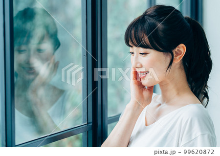 お肌の保湿を実感する女性。 お肌の保湿を実感する女性。 99620872