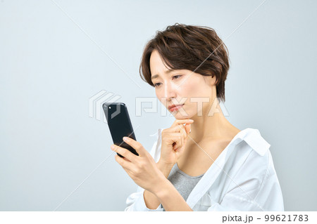 ミドル女性のビューティーイメージ（スキンケア） 99621783