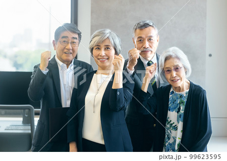 オフィスでミーティングするスーツ姿のシニアビジネスチーム 99623595