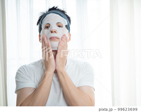 パックをする男性 パックをする男性 99623699