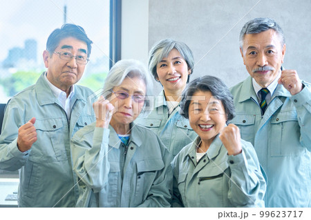 オフィスで集合する作業着のシニアビジネスチーム 99623717