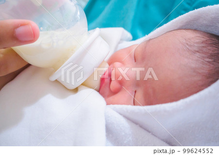 Mother feeding newborn baby from the bottle Mother feeding newborn baby from the bottle 99624552