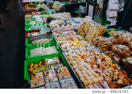 台湾の伝統市場 火鍋材料 屋台 練り物 99626581