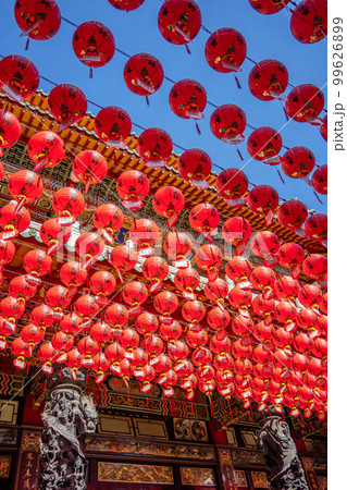 台湾 高雄のお寺 三鳳宮 赤提灯 99626899