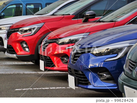 販売店に並ぶ輸入車 ルノー車 販売店に並ぶ輸入車 ルノー車 99628426