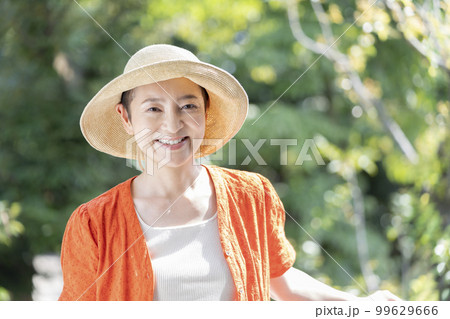 麦わら帽子をかぶったミドルの女性 99629666