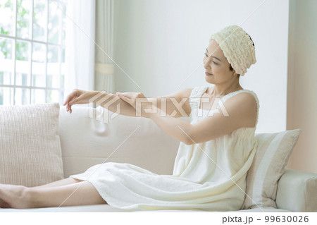 ミドルの女性　スキンケア　ボディケア　イメージ 99630026