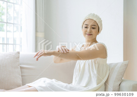 40代後半の女性　スキンケア　ボディケア　イメージ 99630109