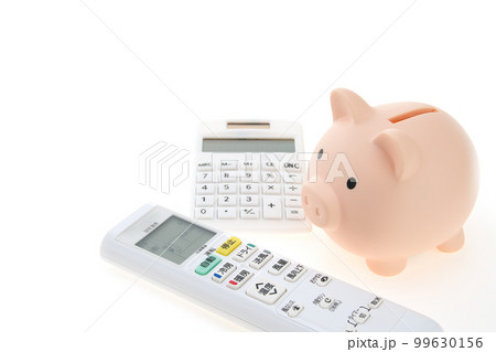 節電イメージ　エアコンのリモコンと電卓と豚の貯金箱 99630156