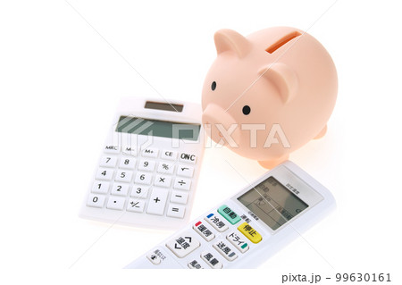 節電イメージ　エアコンのリモコンと電卓と豚の貯金箱 99630161