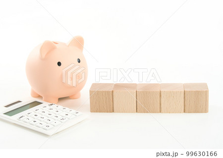 5個の積み木（文字なし）と豚の貯金箱と電卓 99630166