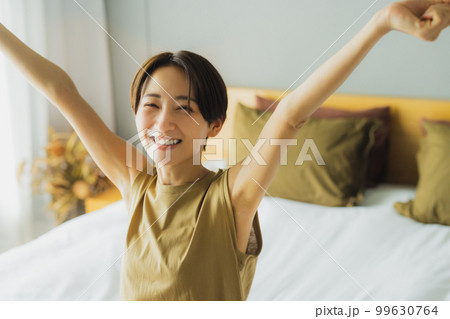 ベッドルームの女性 ベッドルームの女性 99630764