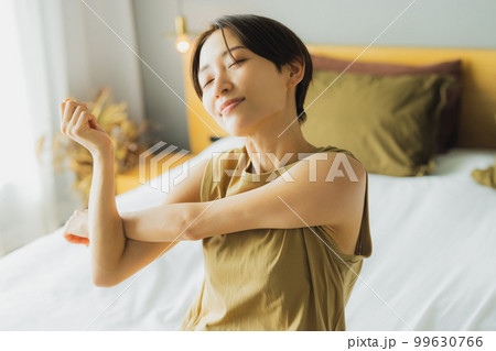 ベッドルームの女性 ベッドルームの女性 99630766