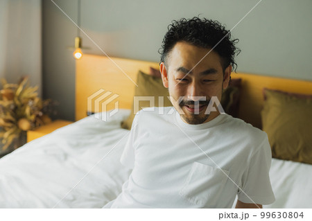 ベッドルームの男性 ベッドルームの男性 99630804