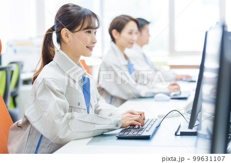 オフィスでデスクワークをする作業服を着た女性 99631107