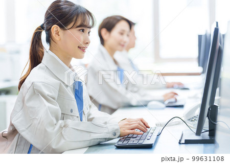 オフィスでデスクワークをする作業服を着た女性 99631108