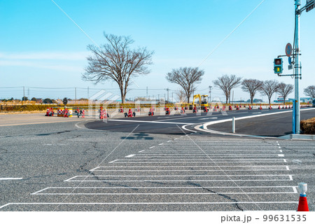 幹線道路の車線を増やす工事 国道17号上武道路蓮沼交差点 2023.02 ライトトーン 幹線道路の車線を増やす工事 国道17号上武道路蓮沼交差点 2023.02 ライトトーン 99631535