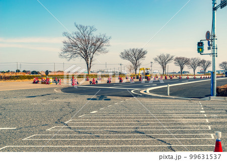 幹線道路の車線を増やす工事 国道17号上武道路蓮沼交差点 2023.02 暖色加味 幹線道路の車線を増やす工事 国道17号上武道路蓮沼交差点 2023.02 暖色加味 99631537